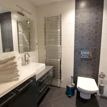 Three Bedroom Duplex With Large Terrace *