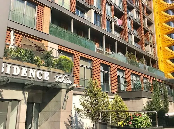 Three Bedroom Duplex With Large Terrace *